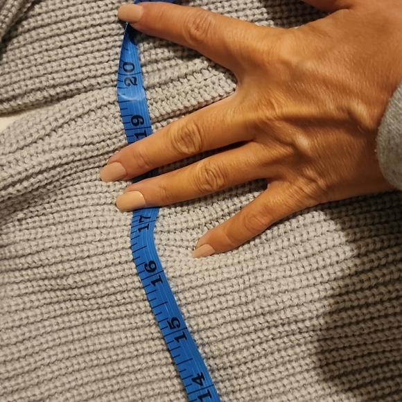 NWT andthewhy Gray Off the Shoulder Fringe Sweater Size Small - Picture 6 of 6